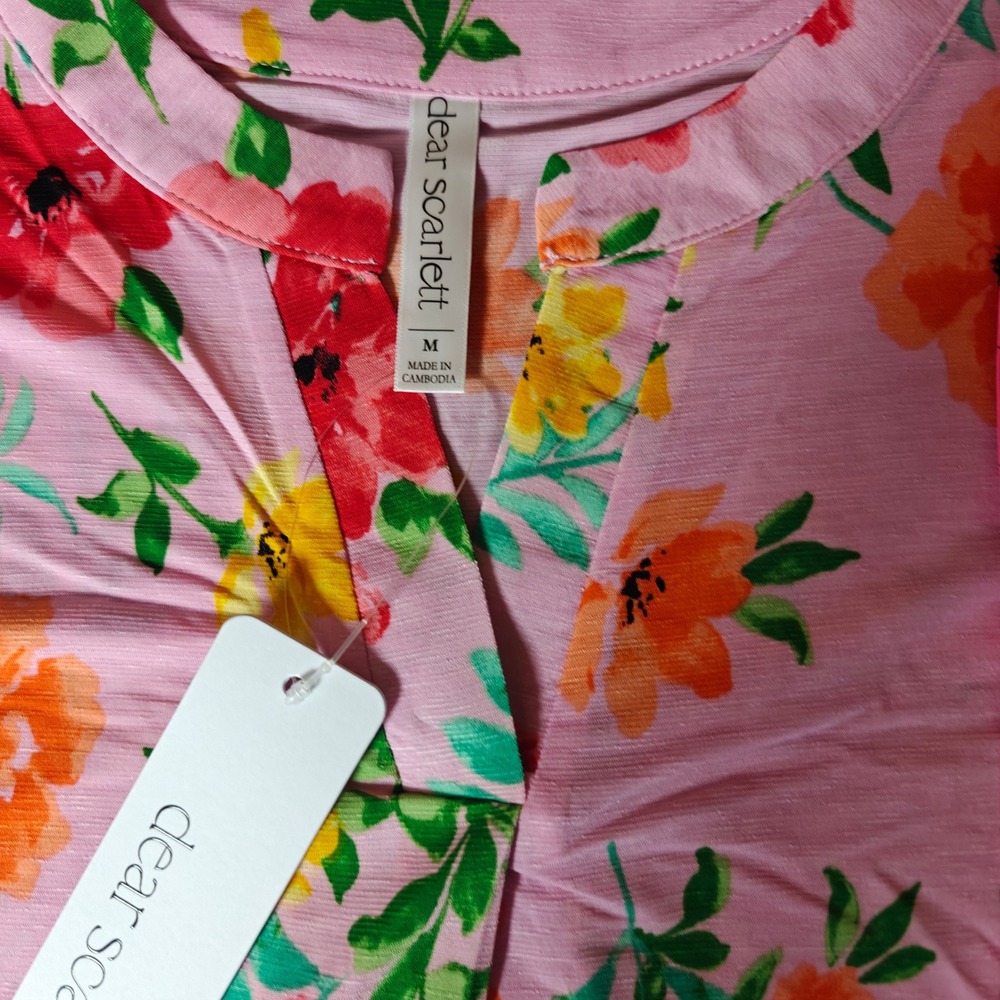 Dear Scarlett Lizzie Short Sleeve Wrinkle Free Floral Pink Split V-Neck Top Med - Picture 9 of 12